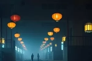 《光年之外的茶馆》高清电影横版剧照，夜色中的老茶馆与远处城市霓虹