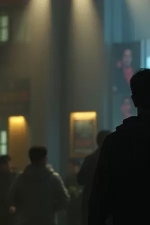 《雾都电台》剧照，浓雾中的广播塔与闪烁的信号灯