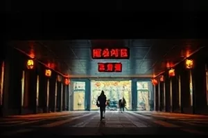《钝角》剧照，教室里被午后阳光拉长的课桌阴影