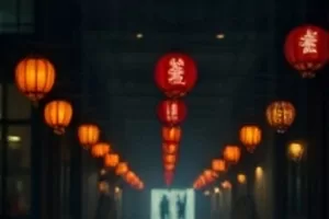 《梅雨将至》剧照，玻璃窗上流淌的水痕与模糊的街景