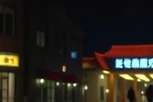 《玻璃穹顶》剧照，透明穹顶下倾斜而下的午后阳光